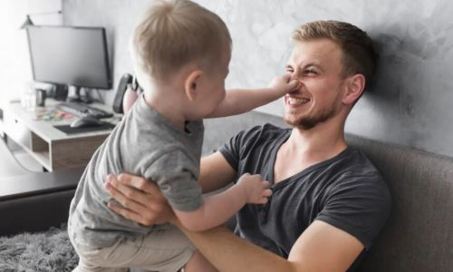 Όταν τα παιδιά φωνάζουν ασταμάτητα «μαμάαα», αυτός ο μπαμπάς ξέρει ακριβώς τι να κάνει