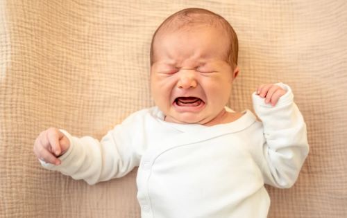 Τι ακριβώς συμβαίνει στους γονείς, όταν το μωρό κλαίει;