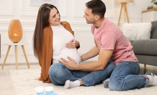Πώς οι μικρές κλωτσιές του μωρού χτίζουν το «δέσιμο» με τη μαμά από την εγκυμοσύνη