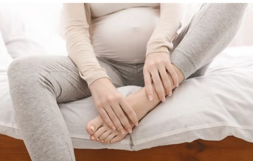 Πρησμένα πόδια στην εγκυμοσύνη: Πότε είναι αθώα και πότε σημάδι κινδύνου