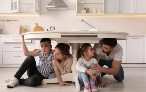 Πώς μιλάμε στα παιδιά για τον σεισμό και τι κάνουμε για να νιώσουν ασφαλή