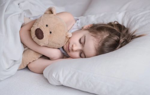 Τι ώρα θα πρέπει να κοιμούνται το βράδυ τα παιδιά όταν έχουν σχολείο;