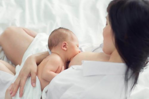 Θηλασμός και πρώτα δοντάκια: Η Νο1 συμβουλή που πρέπει να γνωρίζει κάθε μαμά