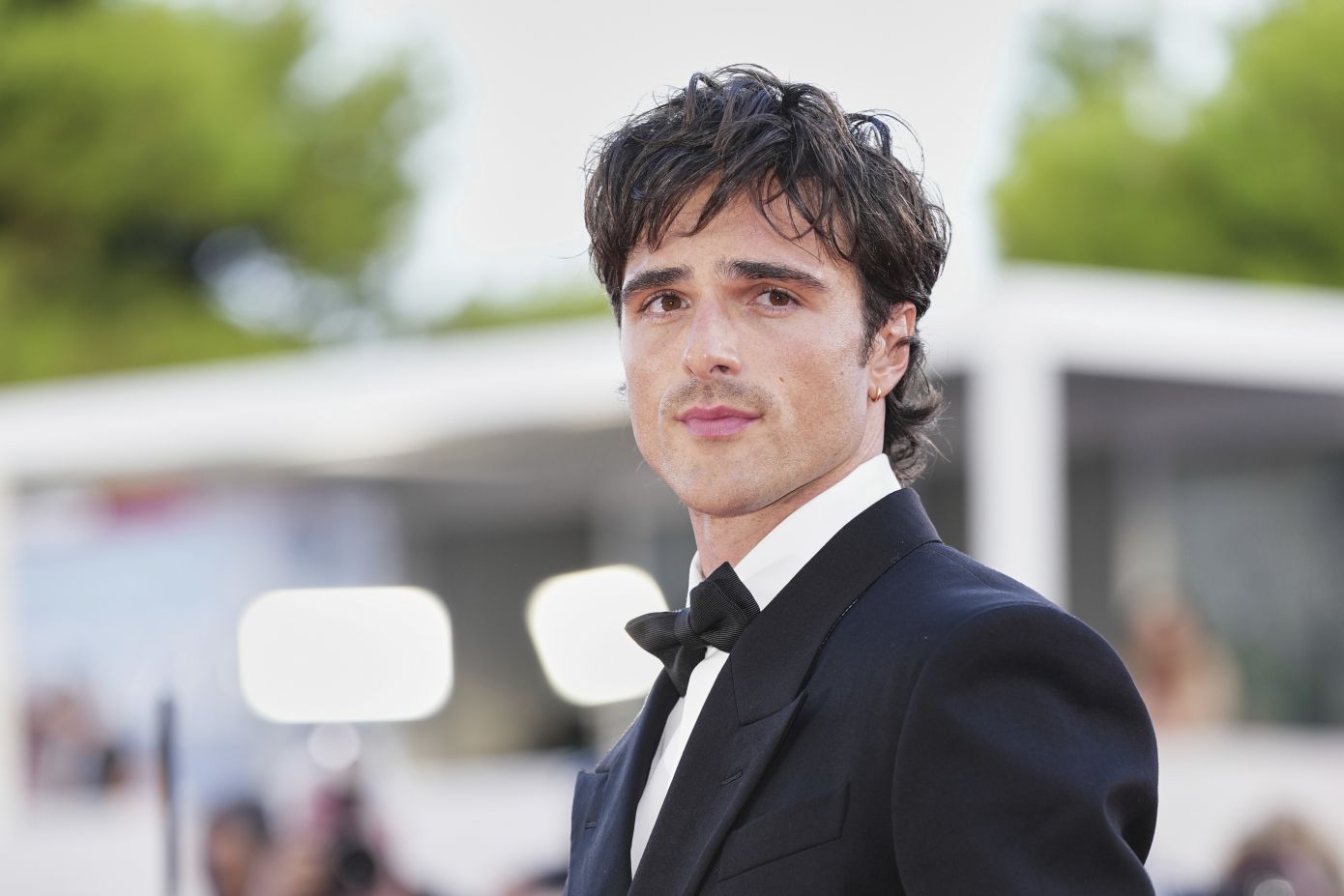 O Jacob Elordi επανέφερε το mullet κούρεμα στη mini εκδοχή του στο κόκκινο χαλί της Βενετίας