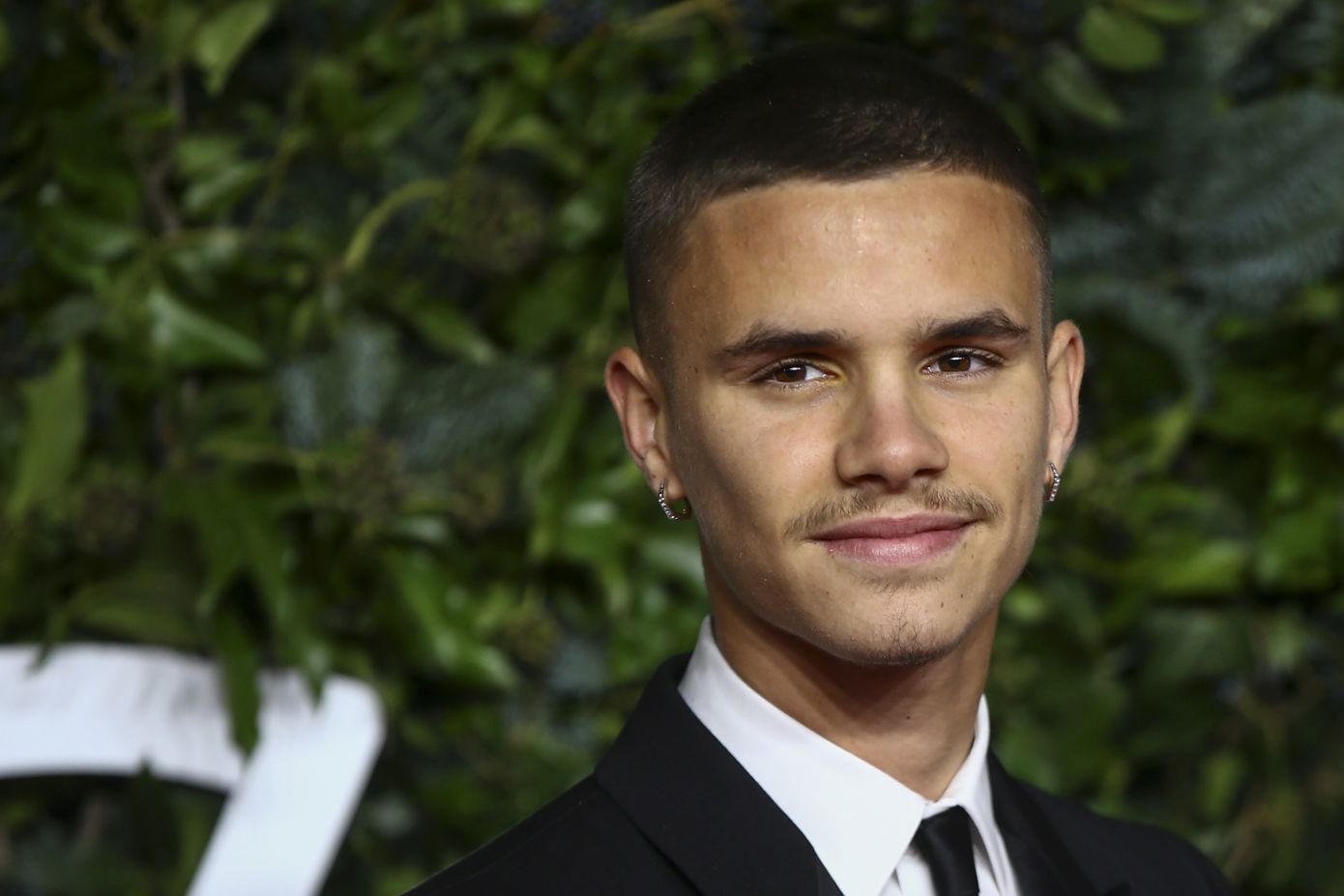 O Romeo Beckham περπάτησε για την H&amp;M στην εβδομάδα μόδας του Λονδίνου