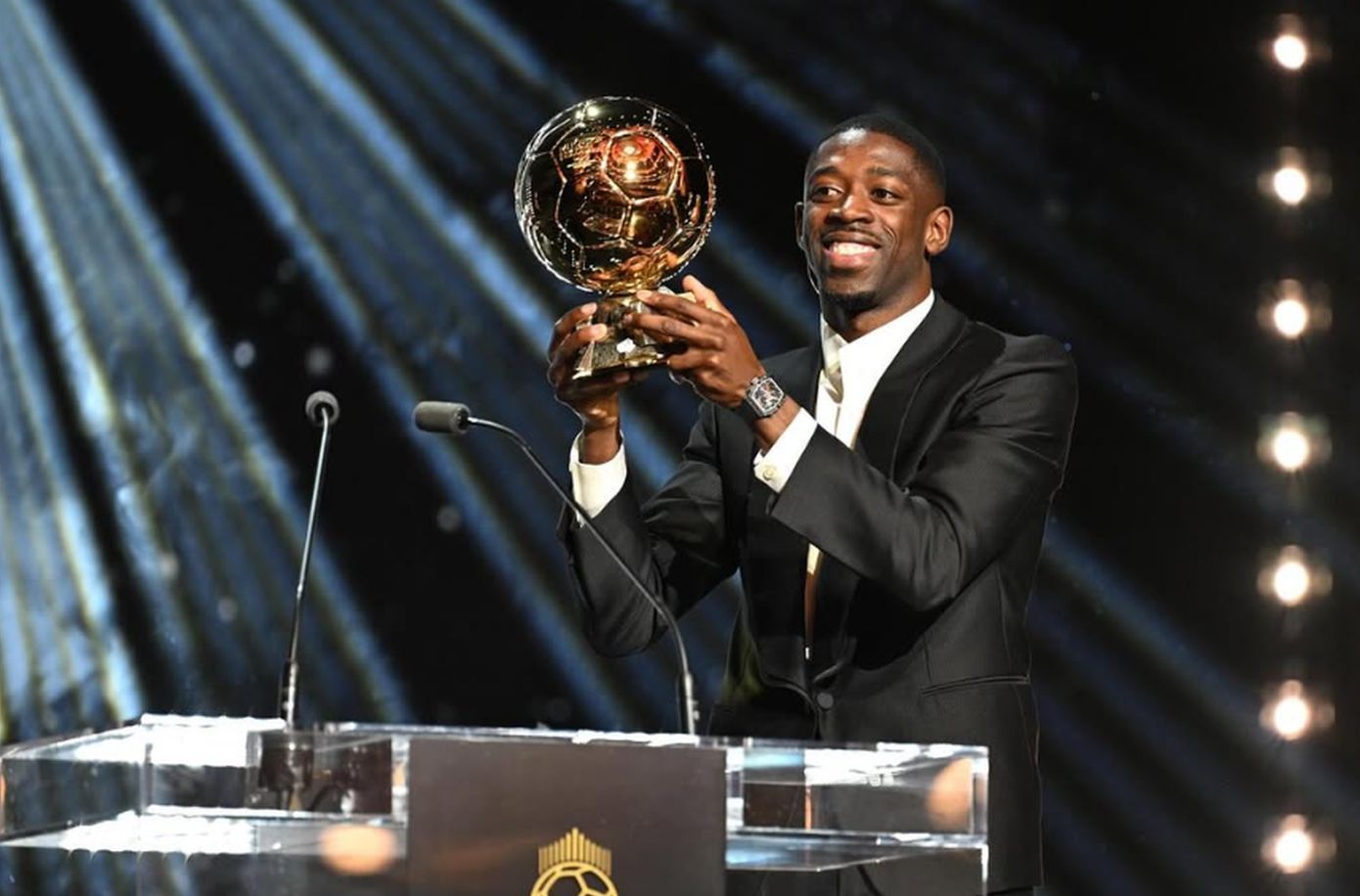 O Ousmane Dembélé παρέλαβε τη Χρυσή Μπάλα φορώντας Ermenegildo Zegna και απέδειξε πως θα μπορούσε να πάρει βραβείο και στο στιλ