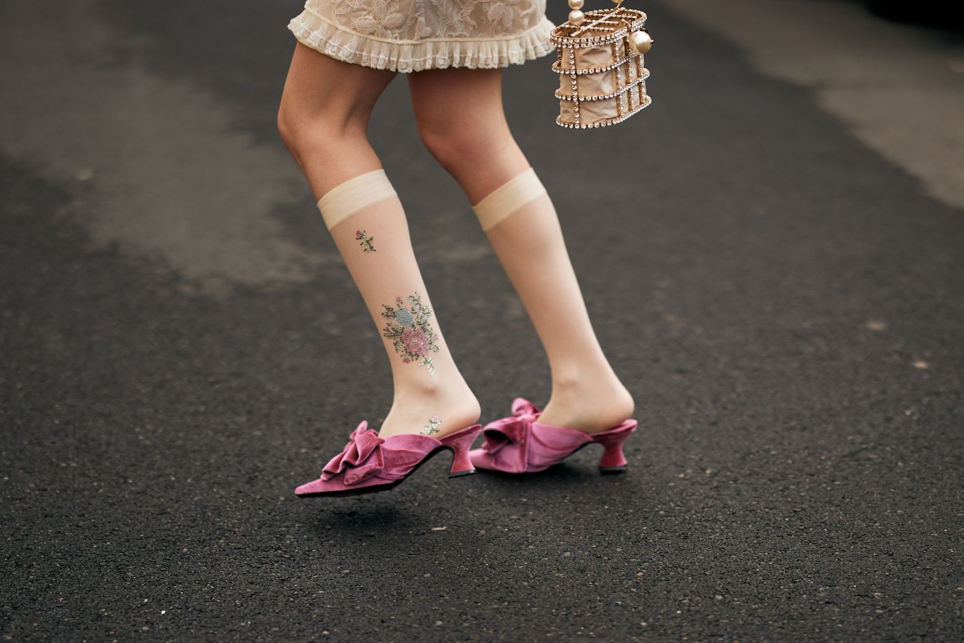 Micro Heels: Aυτό το χαριτωμένο, κομψό και άνετο παπούτσι παίρνει τη θέση των kitten heels