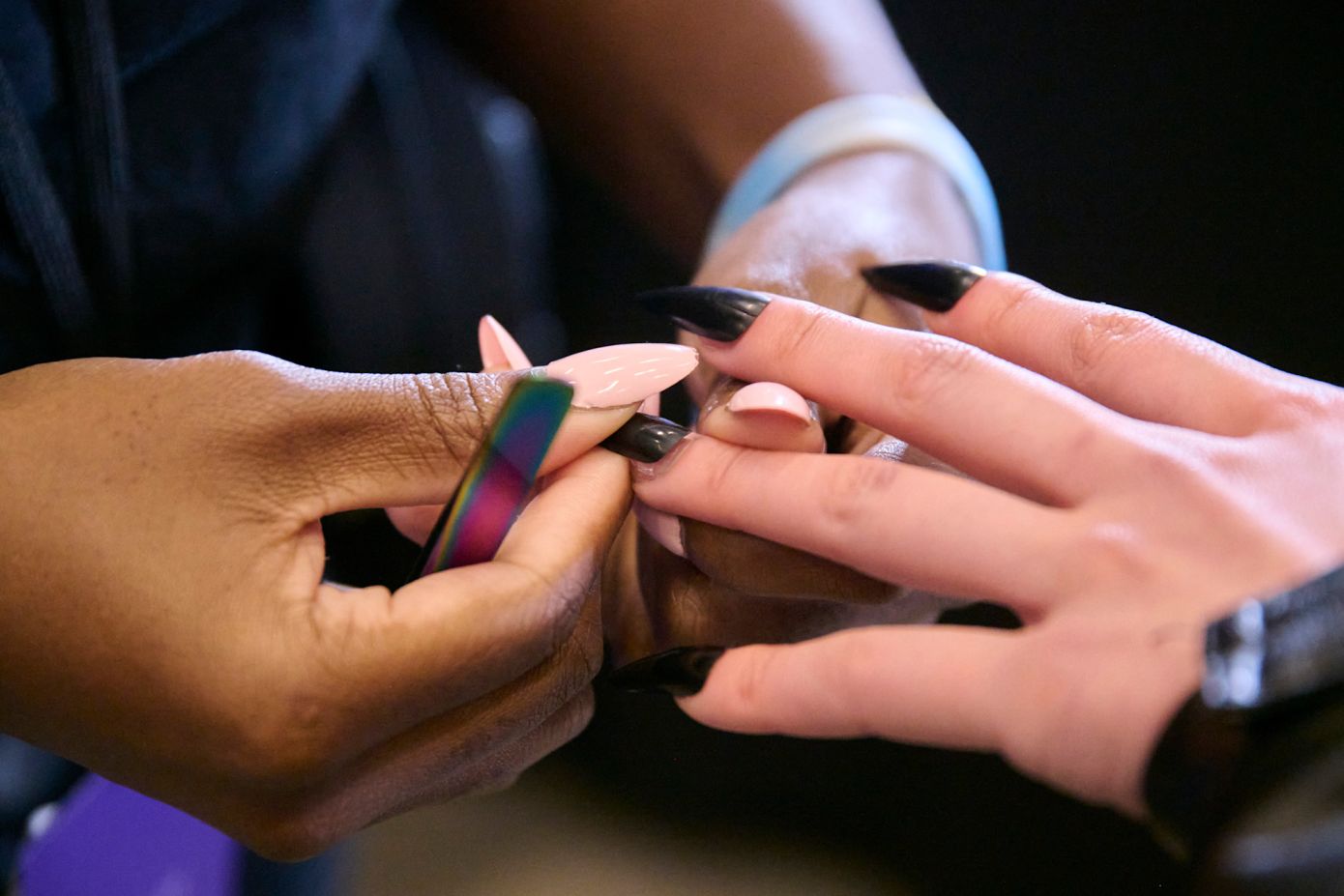 Press On Nails: Θέλετε μανικιούρ; Τα βάζετε- Δε θέλετε πια μανικιούρ; Τα βγάζετε