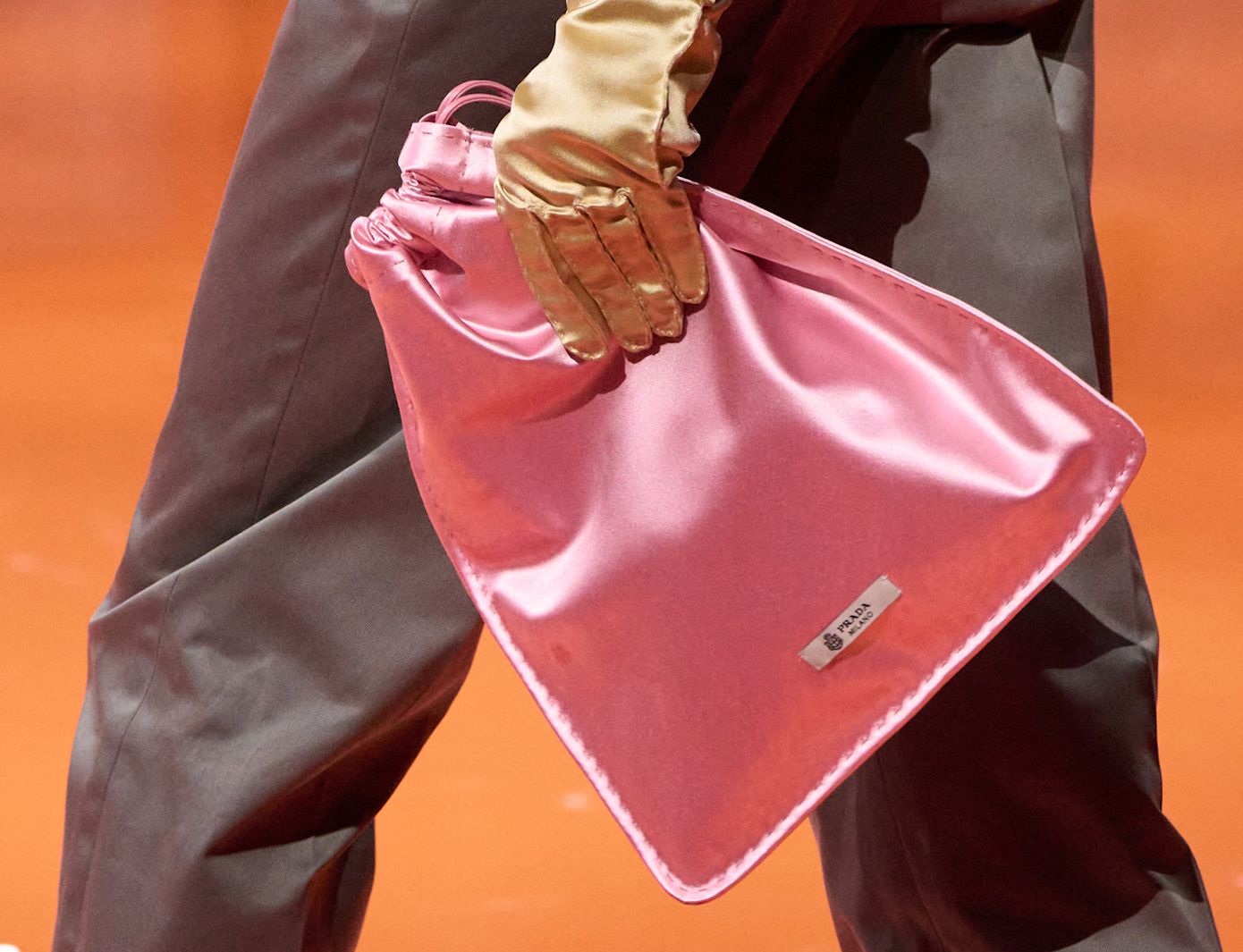 H τσάντα από μετάξι με την υπογραφή Prada είναι το star accessory της σεζόν