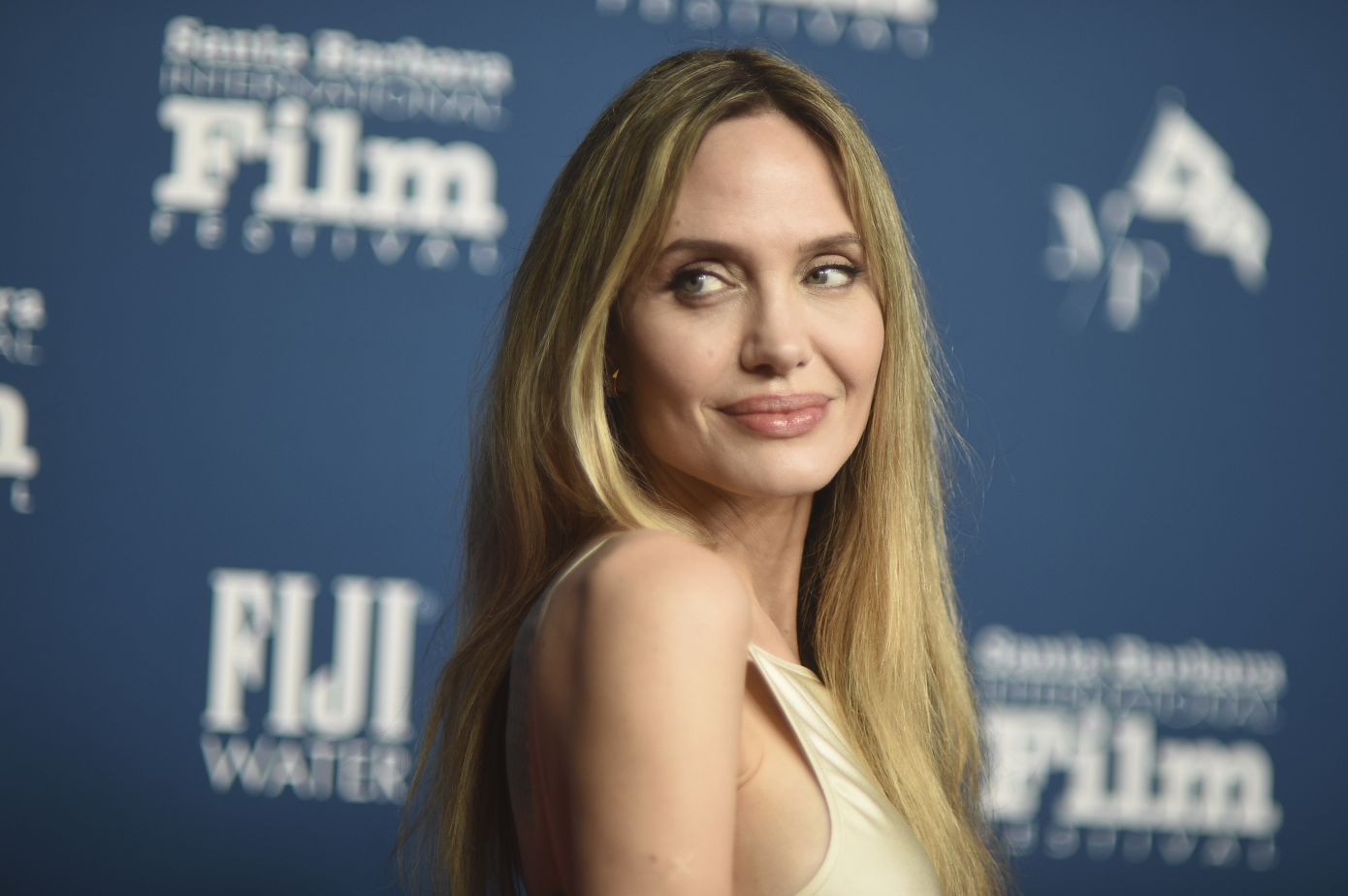 H Angelia Jolie έκοψε ένα κοντό καρέ για τις ανάγκες του νέου της ρόλου και είναι τέλειο