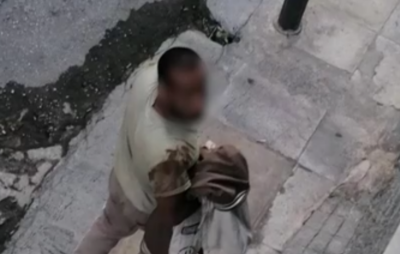 Ξυπόλητος άνδρας παρενοχλεί γυναίκες σε Περιστέρι και Εξάρχεια: Τούς ορμάει και σε μαγαζιά &#8211; Δείτε φωτογραφία του