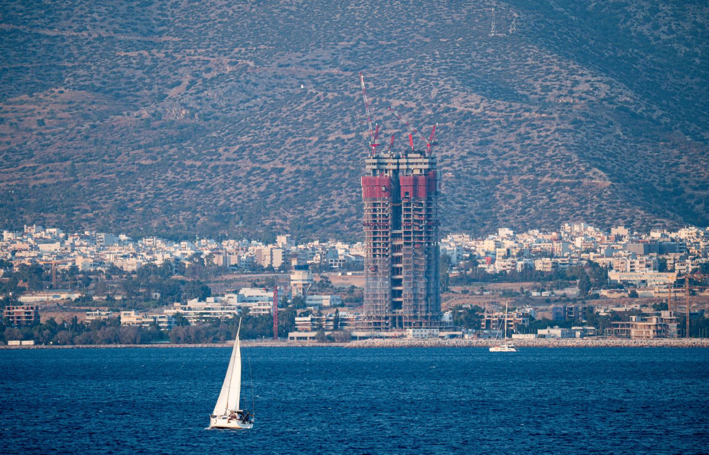 Το «όραμα» του πύργου της Ριβιέρας, ο Πύργος των Αθηνών που έκλεισε τα 53 χρόνια και τα σενάρια για τα άλογα της Ύλης Ιππικού