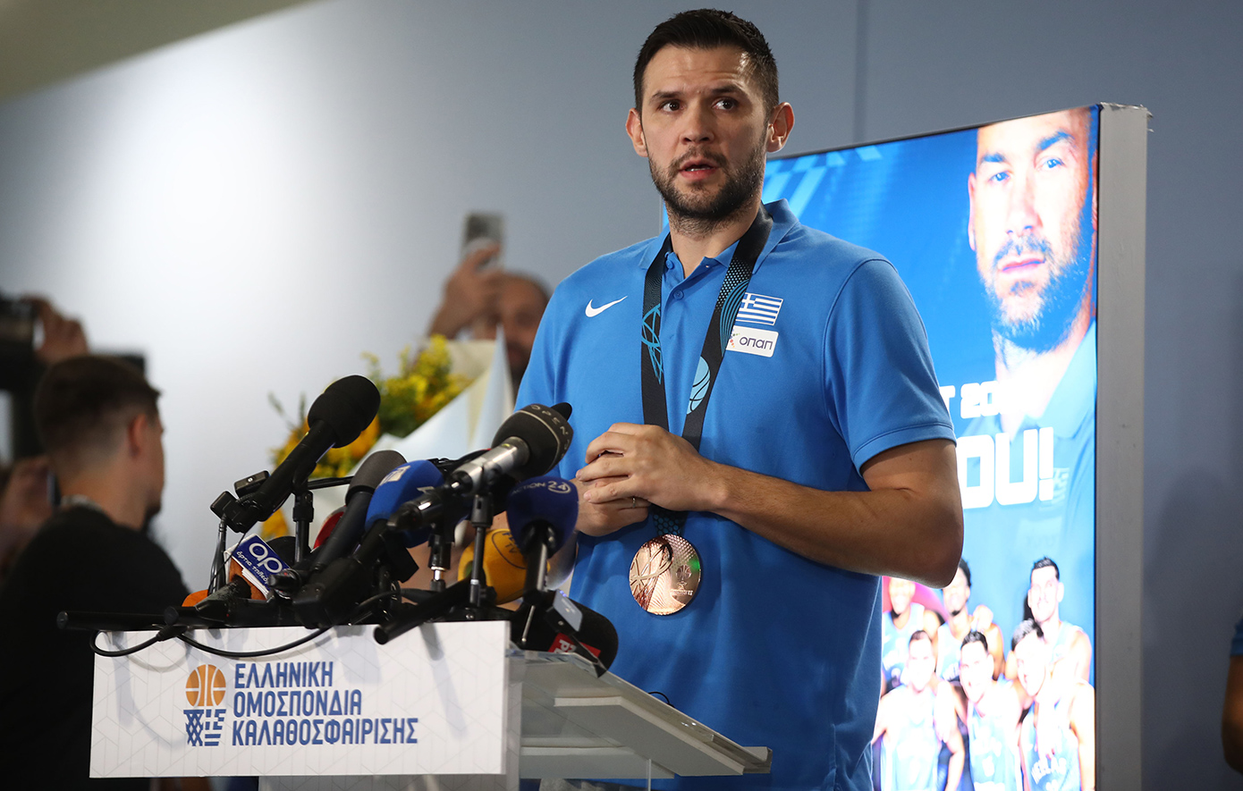 Υποδοχή ηρώων για τη χάλκινη Εθνική Ομάδα Μπάσκετ στο αεροδρόμιο Υποδοχή ηρώων για τη χάλκινη Εθνική Ομάδα Μπάσκετ στο αεροδρόμιο