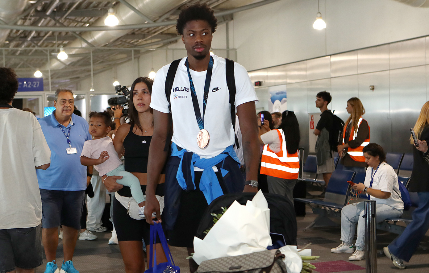 Υποδοχή ηρώων για τη χάλκινη Εθνική Ομάδα Μπάσκετ στο αεροδρόμιο Υποδοχή ηρώων για τη χάλκινη Εθνική Ομάδα Μπάσκετ στο αεροδρόμιο