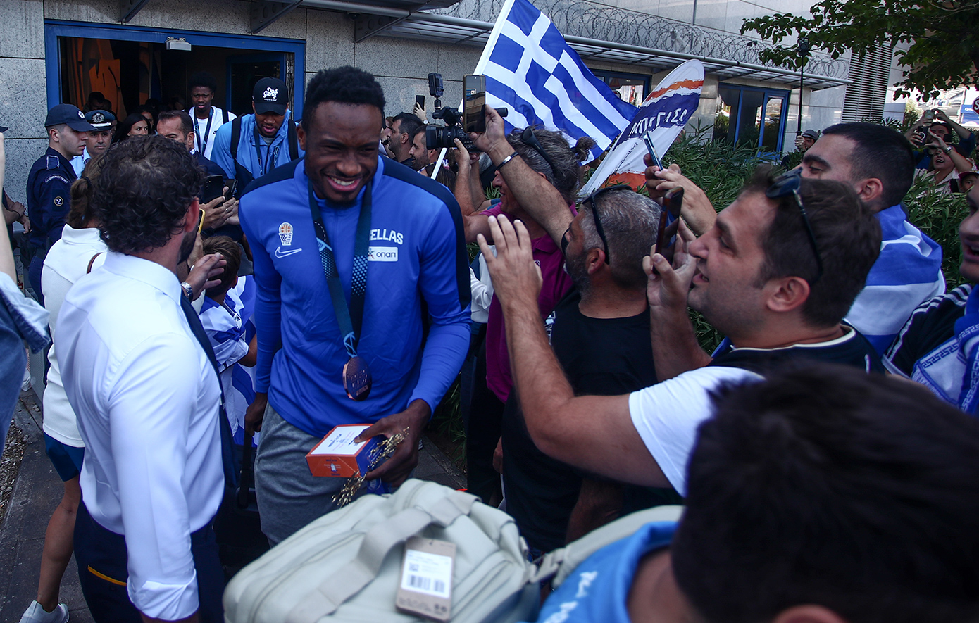 Υποδοχή ηρώων για τη χάλκινη Εθνική Ομάδα Μπάσκετ στο αεροδρόμιο Υποδοχή ηρώων για τη χάλκινη Εθνική Ομάδα Μπάσκετ στο αεροδρόμιο