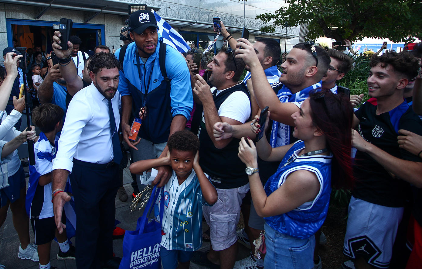 Υποδοχή ηρώων για τη χάλκινη Εθνική Ομάδα Μπάσκετ στο αεροδρόμιο Υποδοχή ηρώων για τη χάλκινη Εθνική Ομάδα Μπάσκετ στο αεροδρόμιο