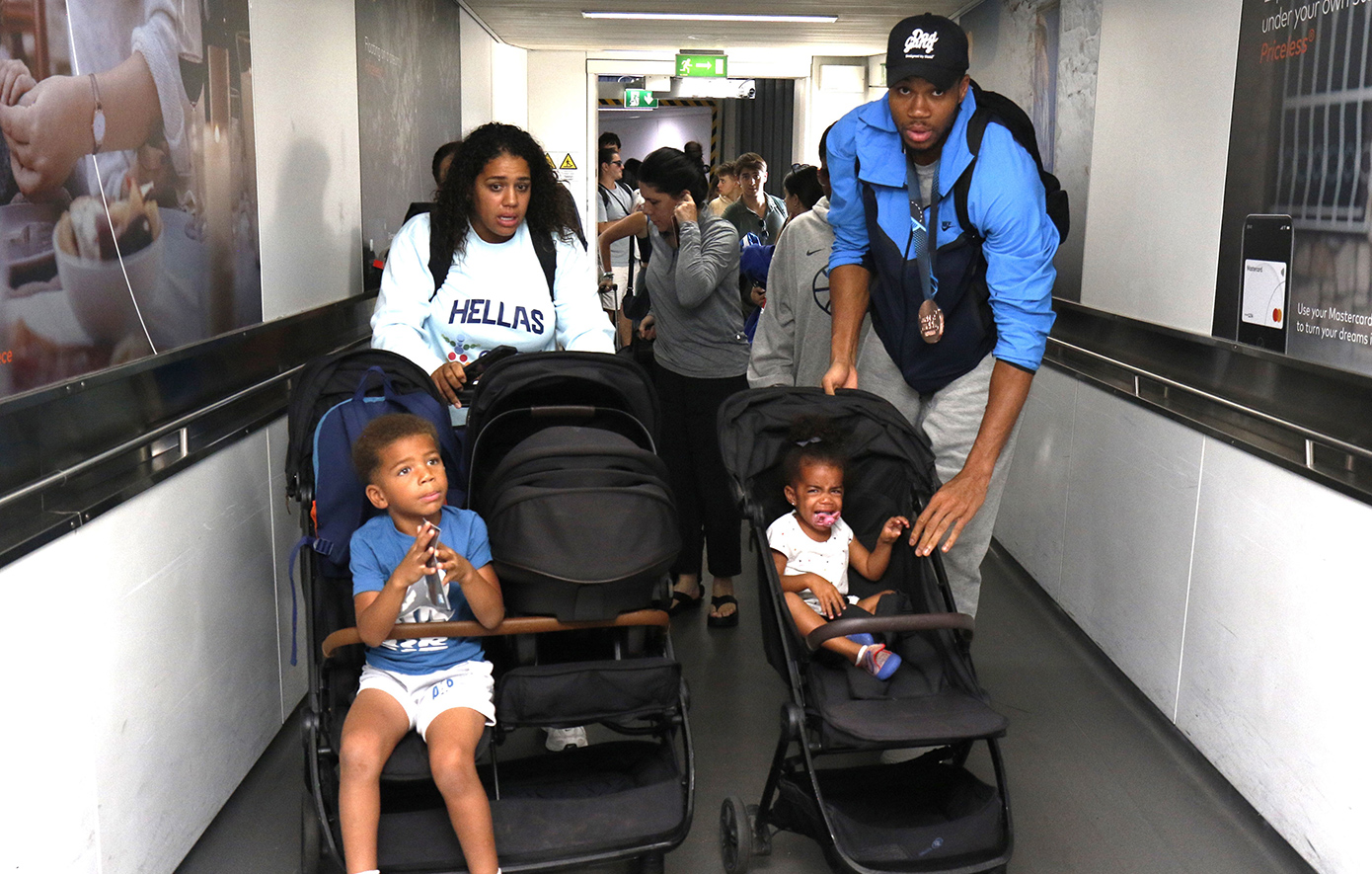 Υποδοχή ηρώων για τη χάλκινη Εθνική Ομάδα Μπάσκετ στο αεροδρόμιο Υποδοχή ηρώων για τη χάλκινη Εθνική Ομάδα Μπάσκετ στο αεροδρόμιο