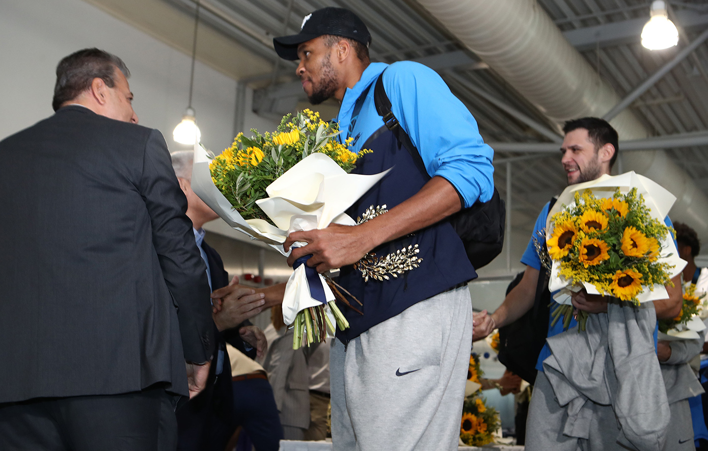 Υποδοχή ηρώων για τη χάλκινη Εθνική Ομάδα Μπάσκετ στο αεροδρόμιο Υποδοχή ηρώων για τη χάλκινη Εθνική Ομάδα Μπάσκετ στο αεροδρόμιο