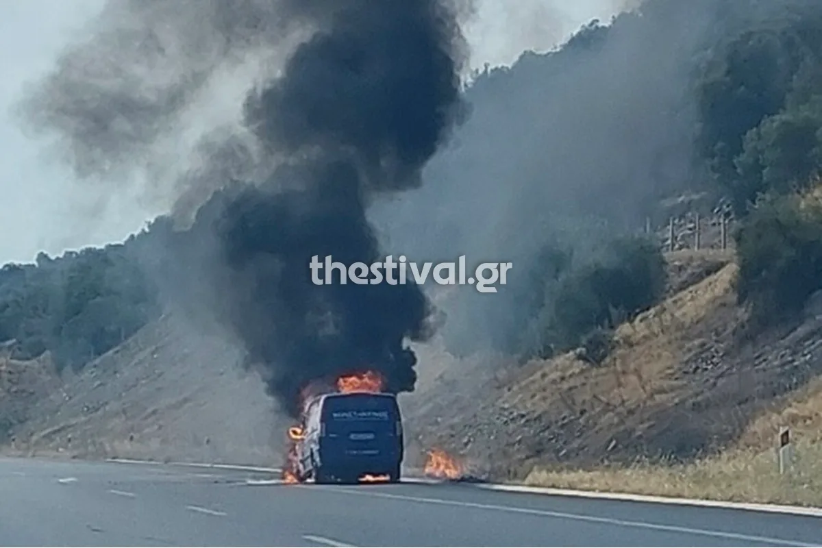 «Λαμπάδιασε» φορτηγό στην Εγνατία Οδό &#8211; Η φωτιά επεκτάθηκε σε θάμνους