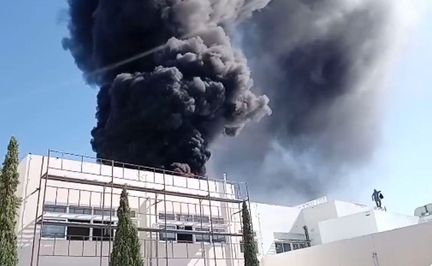 Φωτιά ξέσπασε στη σκεπή του Μουσικού Σχολείου της Παλλήνης &#8211; Δείτε βίντεο και φωτογραφίες