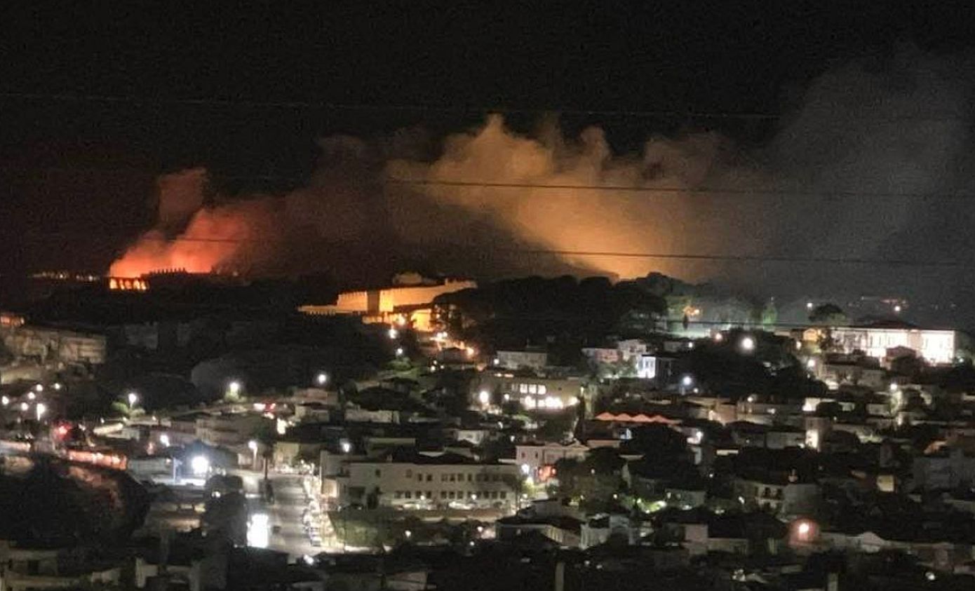 Φωτιά τώρα στην περιοχή του κάστρου Μυτιλήνης