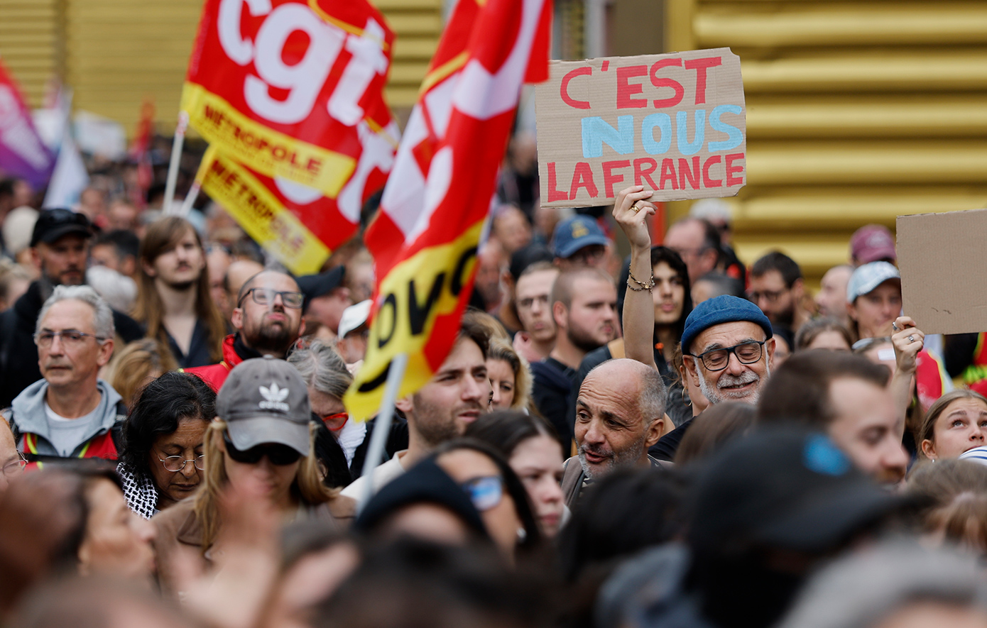 Η κοινωνική οργή απειλεί τον Μακρόν: Μαζικές απεργίες, κλειστά σχολεία και μπλόκα στο μετρό κατά της λιτότητας