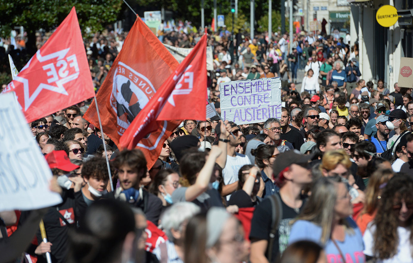 Παραλύει η Γαλλία από τις μαζικές απεργίες &#8211; Διαδηλώσεις σε πολλές πόλεις, τουλάχιστον 94 άτομα έχουν συλληφθεί