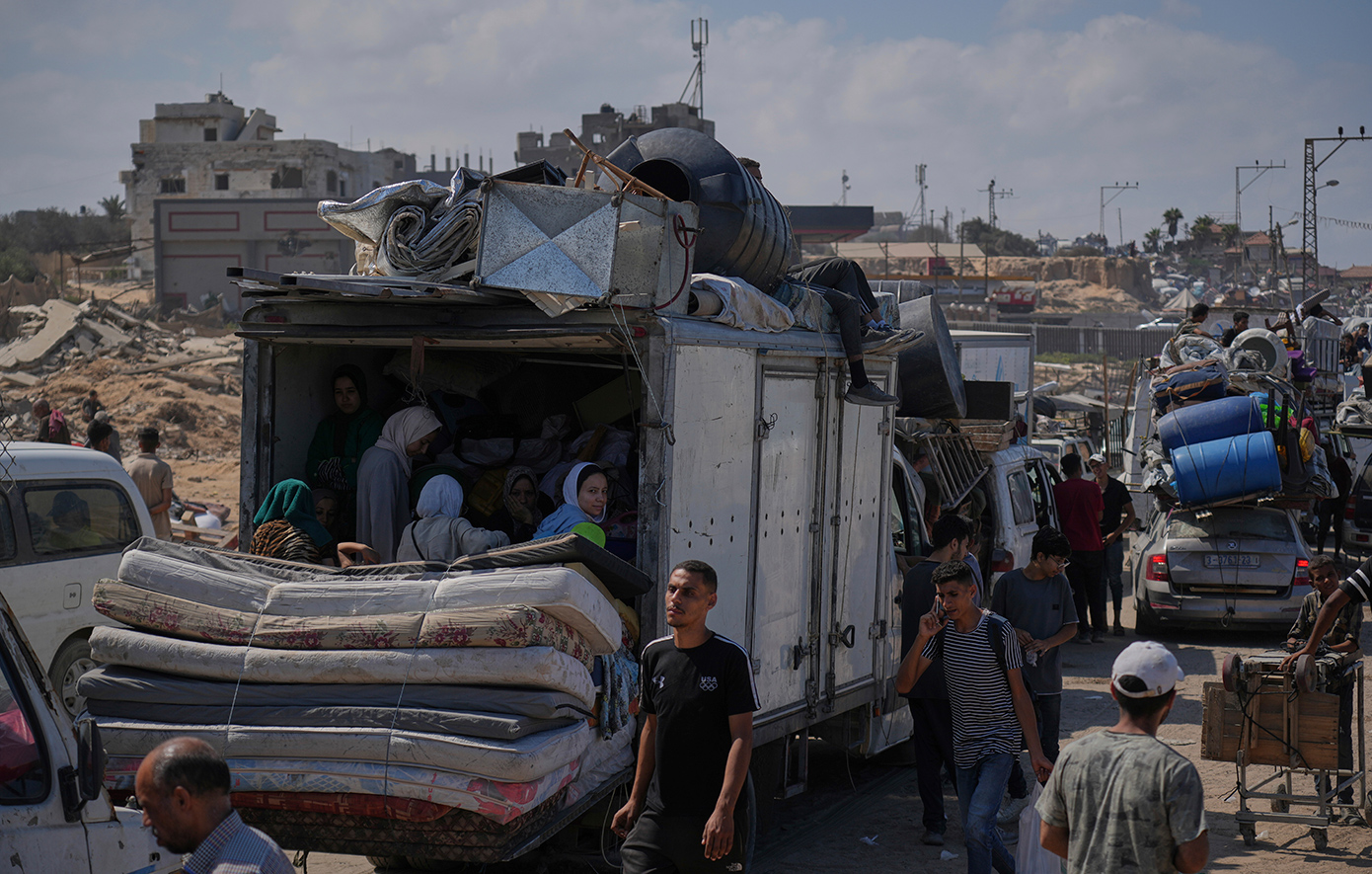 Κόλαση στη Γάζα: Ιστορίες απελπισίας, καθώς οι Παλαιστίνιοι φεύγουν κατά χιλιάδες, φορτώνοντας τα υπάρχοντά τους σε φορτηγά και τρακτέρ Κόλαση στη Γάζα: Ιστορίες απελπισίας, καθώς οι Παλαιστίνιοι φεύγουν κατά χιλιάδες, φορτώνοντας τα υπάρχοντά τους σε φορτηγά και τρακτέρ