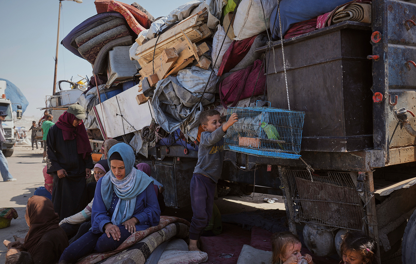 Κόλαση στη Γάζα: Ιστορίες απελπισίας, καθώς οι Παλαιστίνιοι φεύγουν κατά χιλιάδες, φορτώνοντας τα υπάρχοντά τους σε φορτηγά και τρακτέρ Κόλαση στη Γάζα: Ιστορίες απελπισίας, καθώς οι Παλαιστίνιοι φεύγουν κατά χιλιάδες, φορτώνοντας τα υπάρχοντά τους σε φορτηγά και τρακτέρ