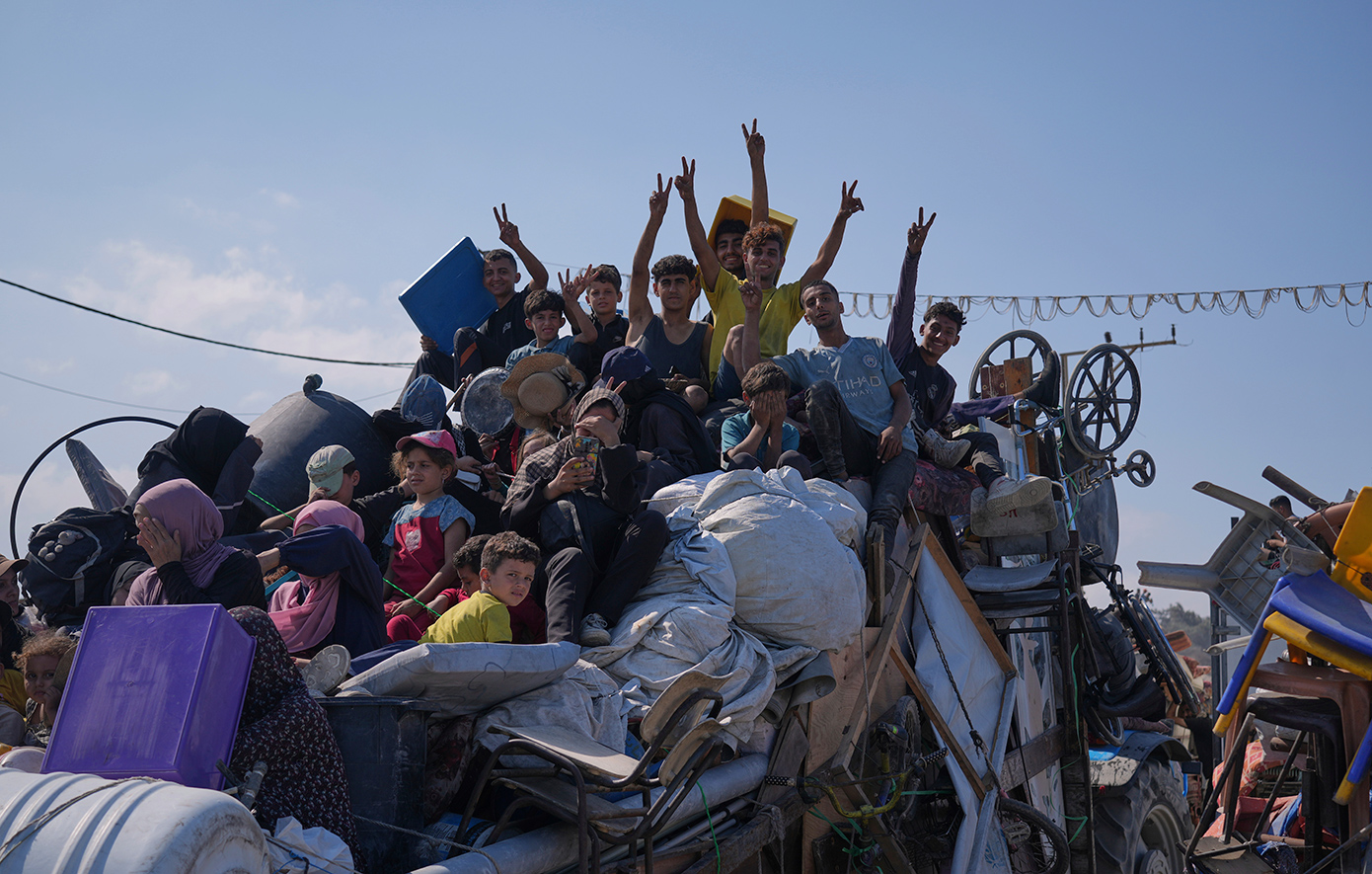 Κόλαση στη Γάζα: Ιστορίες απελπισίας, καθώς οι Παλαιστίνιοι φεύγουν κατά χιλιάδες, φορτώνοντας τα υπάρχοντά τους σε φορτηγά και τρακτέρ Κόλαση στη Γάζα: Ιστορίες απελπισίας, καθώς οι Παλαιστίνιοι φεύγουν κατά χιλιάδες, φορτώνοντας τα υπάρχοντά τους σε φορτηγά και τρακτέρ
