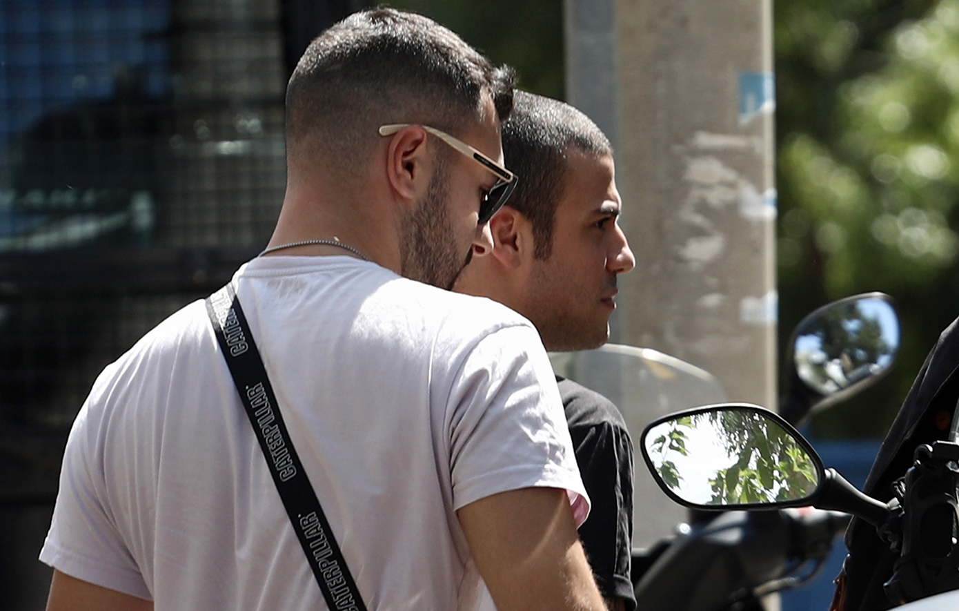 Φωτογραφίες από τη μεταγωγή του Γιάννη Μάλαμα στον εισαγγελέα μετά τις κουτουλιές σε αστυνομικό