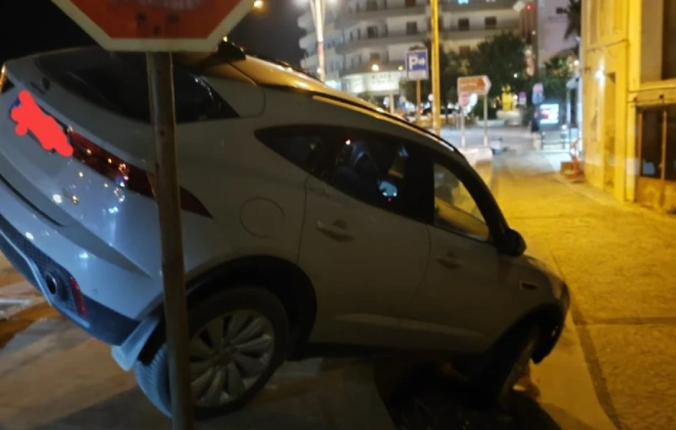Αυτοκίνητο «βρέθηκε» στον αέρα στην παραλιακή λεωφόρο Ηρακλείου μετά από λάθος του οδηγού