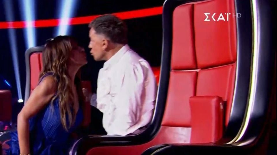The Voice: Το φιλί στο στόμα που έδωσε η Έλενα Παπαρίζου στον Γιώργο Μαζωνάκη