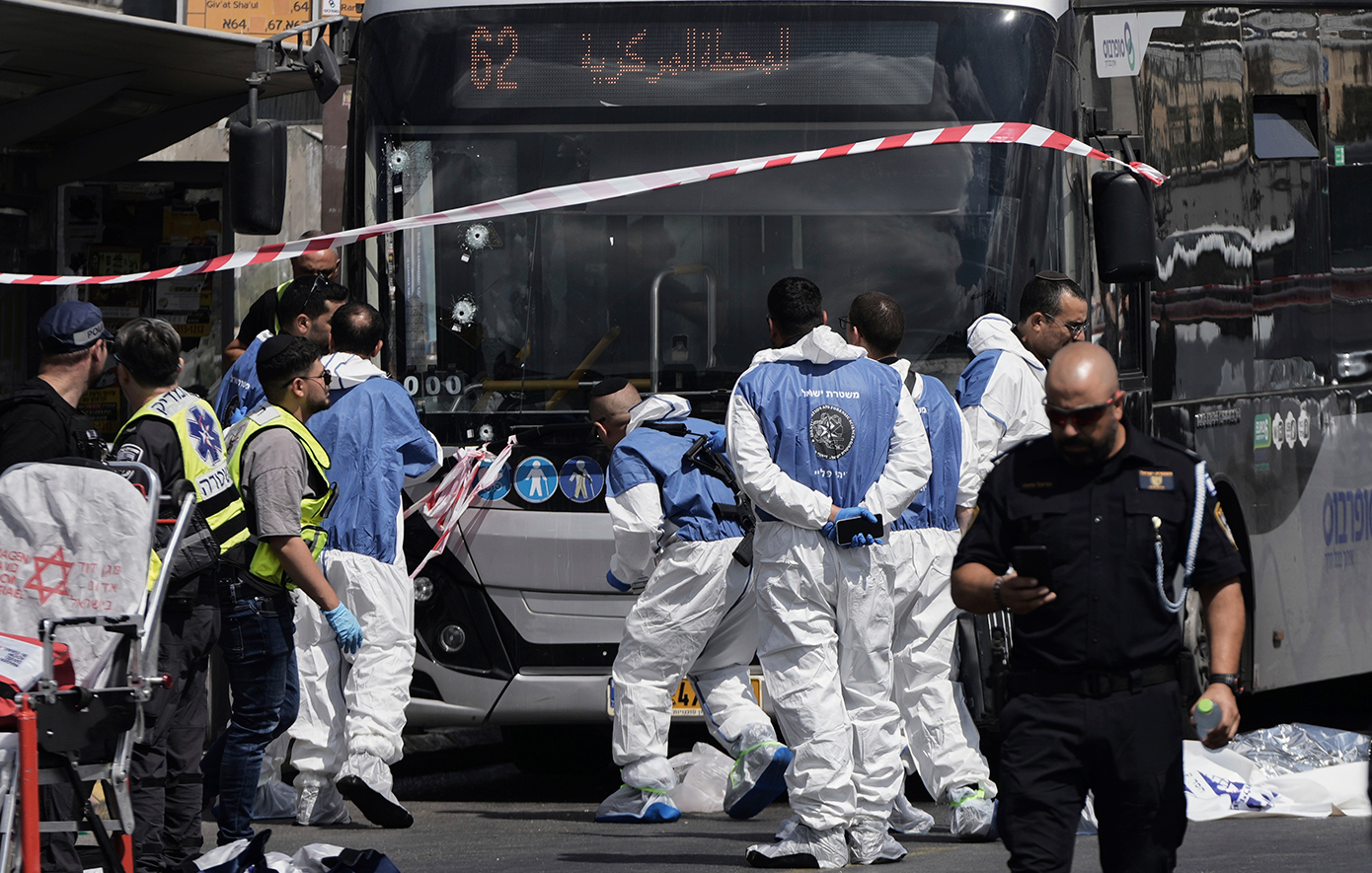Οι ισραηλινές αρχές κατεδαφίζουν σπίτια στα χωριά των Παλαιστινίων που άνοιξαν πυρ εναντίον της στάσης λεωφορείου