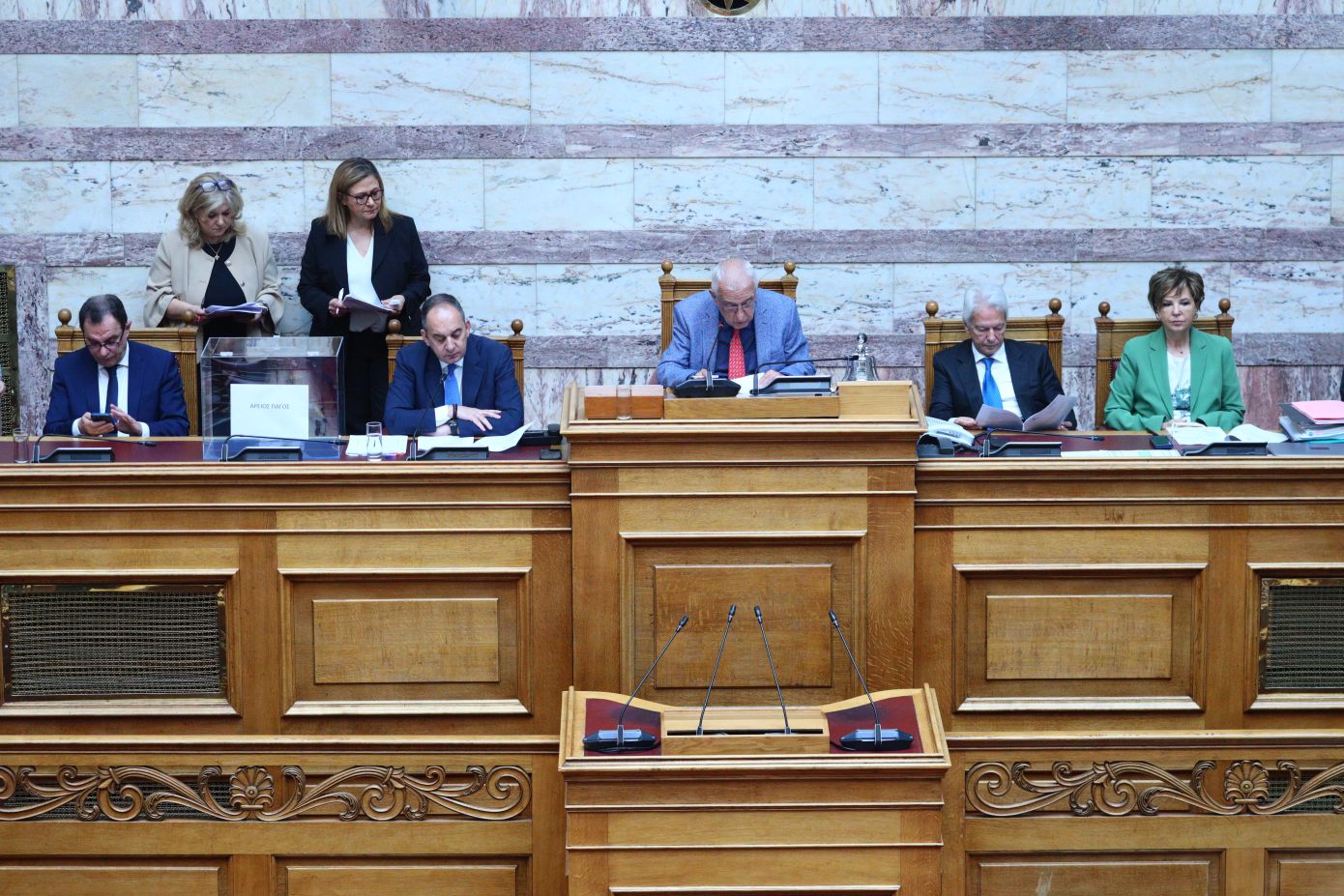 Έρχονται αυστηρότερα μέτρα για τους πολυλογάδες βουλευτές: Όταν ξεπερνούν τον χρόνο ομιλίας, θα διακόπτεται και η τηλεοπτική μετάδοση