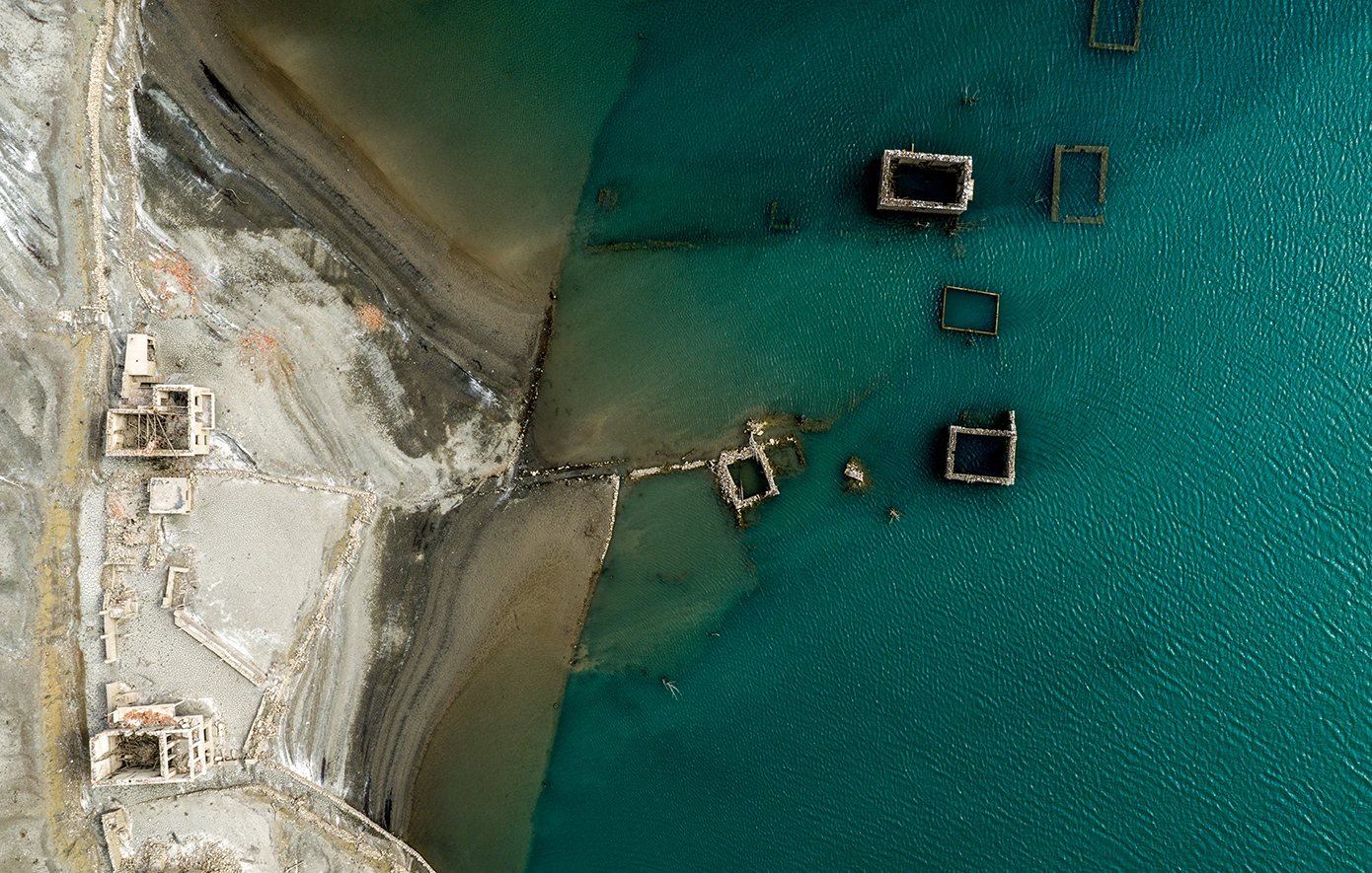 Νέες εντυπωσιακές εικόνες από το βυθισμένο χωριό «Κάλλιο» στη λίμνη του Μόρνου που αναδύεται ακόμη περισσότερο Νέες εντυπωσιακές εικόνες από το βυθισμένο χωριό «Κάλλιο» στη λίμνη του Μόρνου που αναδύεται ακόμη περισσότερο