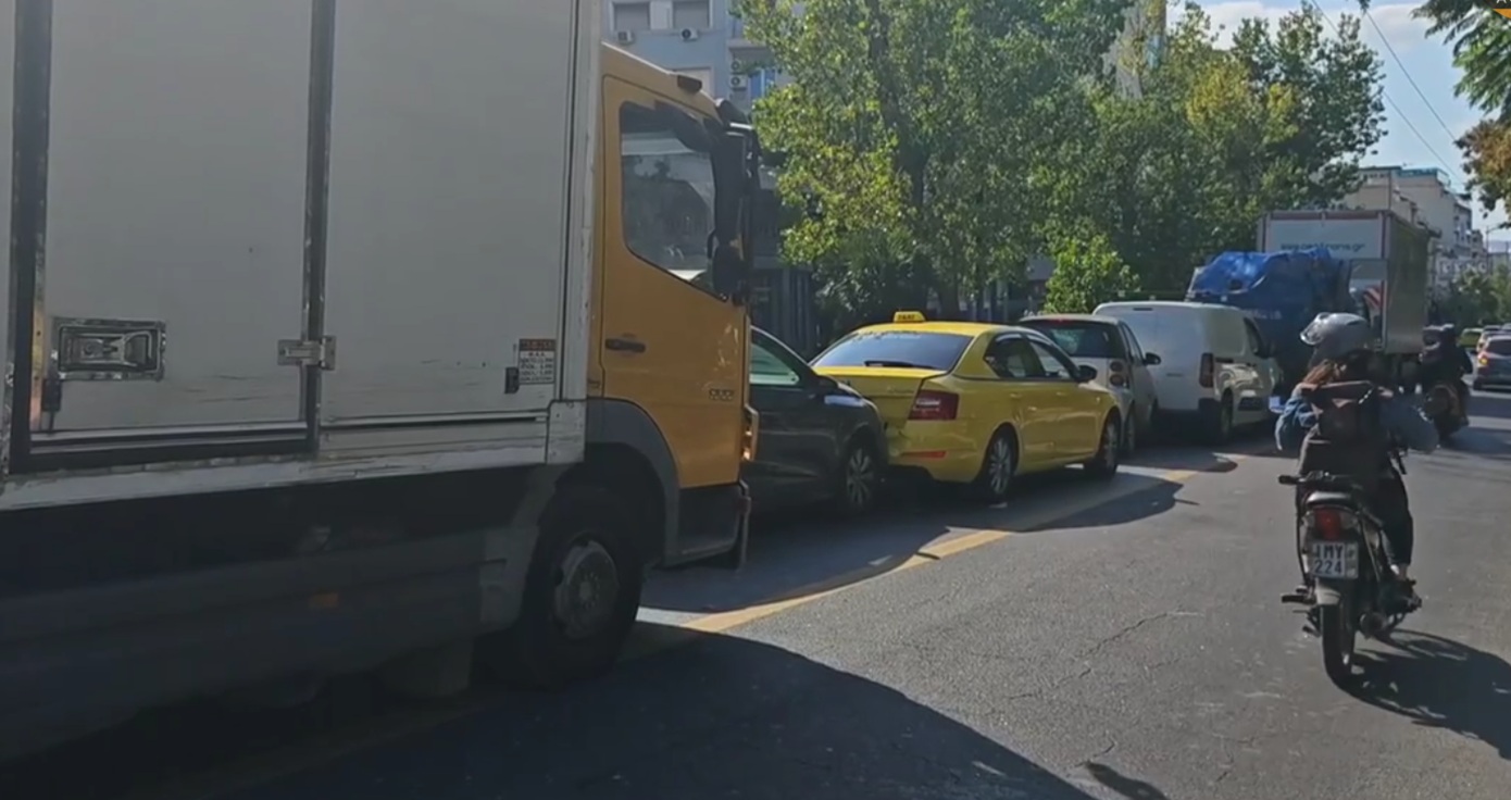 Καραμπόλα 8 οχημάτων στη λεωφόρο Αλεξάνδρας