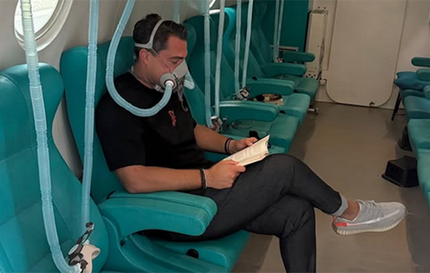 Σάκης Κατσούλης: Η φωτογραφία μέσα από θάλαμο υπερβαρικού οξυγόνου μετά τη διάγνωση με αιφνίδια βαρηκοΐα