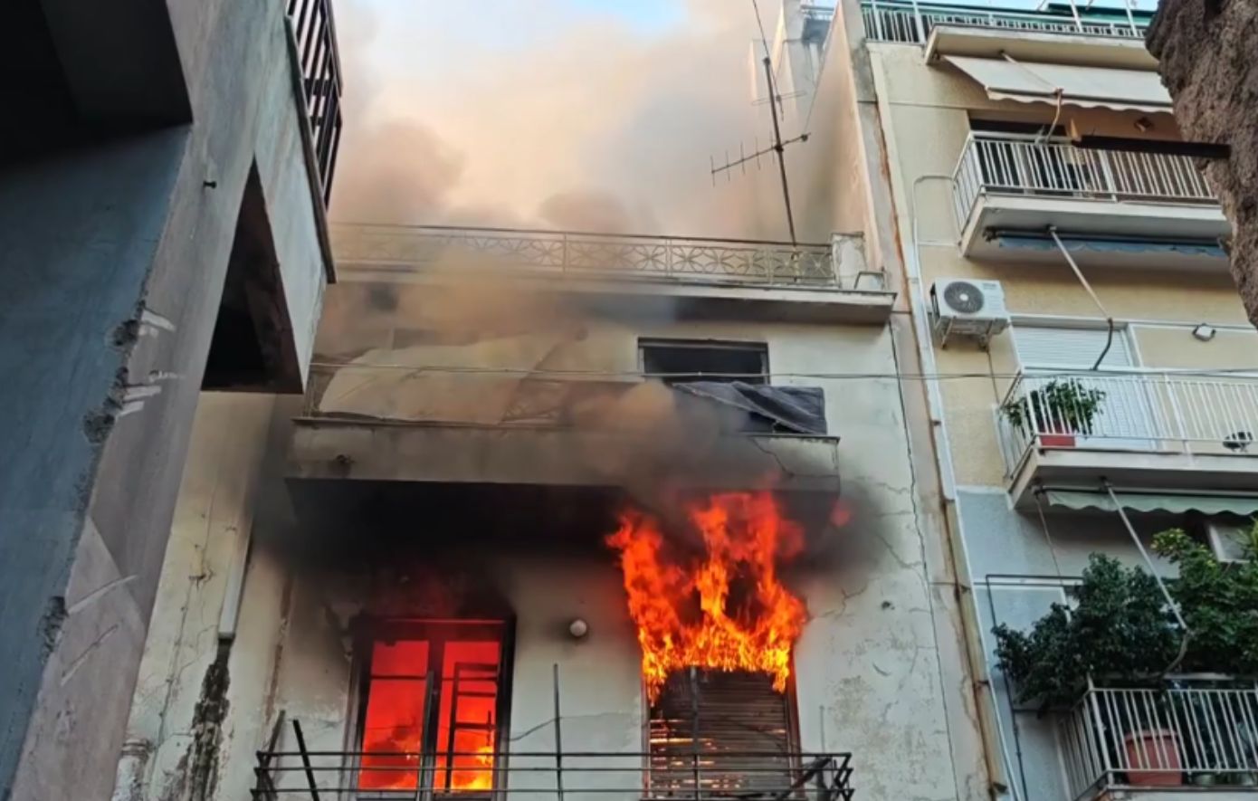 Φωτιά σε εγκαταλελειμμένο κτίριο στο Μεταξουργείο