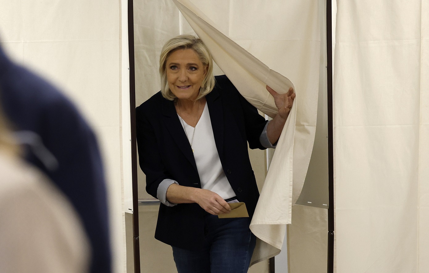 Politico: Έπαιξαν και έχασαν Μακρόν και Μπαϊρού με τη Λεπέν – Ρίχνει την κυβέρνηση αν και μένει εκτός Βουλής