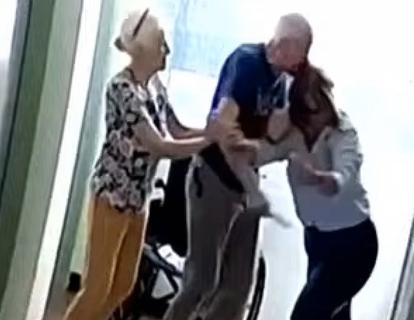 Σοκαριστικό βίντεο: Εξαγριωμένος 83χρονος μαχαίρωσε γυναίκα γιατί του έκανε παρατήρηση