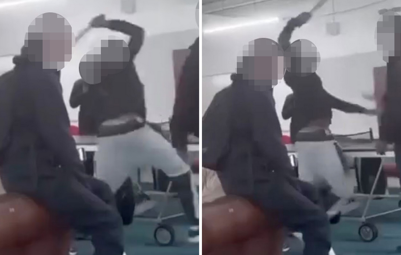 Η τρομακτική στιγμή που αγόρι κρατώντας ματσέτα προσπαθεί να επιτεθεί σε συμφοιτητή του