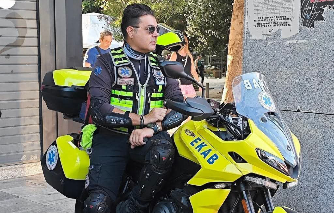 Μάχη για τη ζωή του δίνει σε ΜΕΘ 47χρονος διασώστης του ΕΚΑΒ που τραυματίστηκε σε τροχαίο στην Καλλιθέα