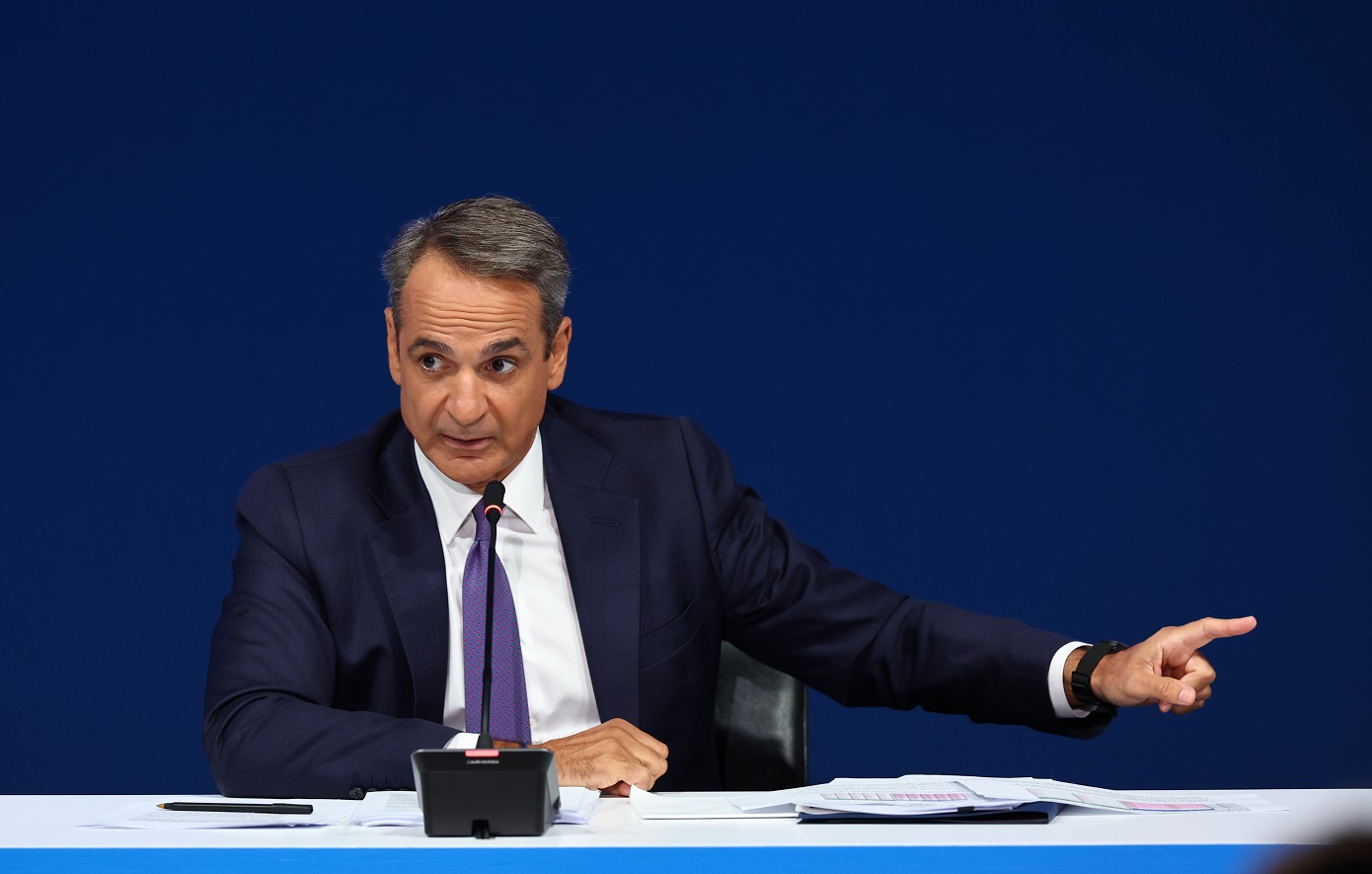 Οι απαντήσεις Μητσοτάκη για τα «πολιτικά μαγειρέματα», οι γέφυρες σε Σαμαρά &#8211; Καραμανλή και οι αιχμές κατά Τσίπρα