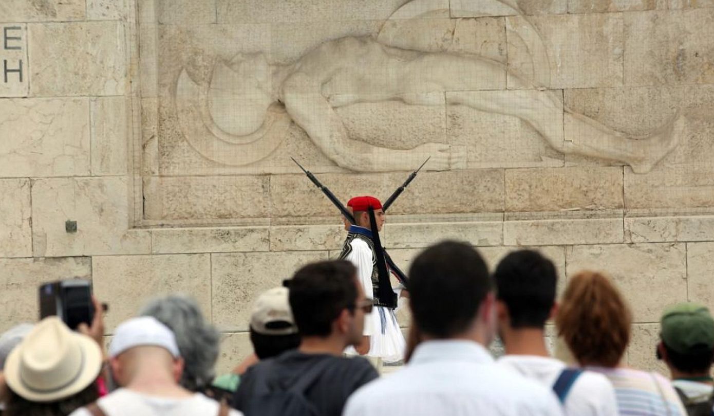 Ζευγάρι Ισραηλινών συνεπλάκη με τρεις Παλαιστίνιους μπροστά από το Μνημείο του Άγνωστου Στρατιώτη στη Πλατεία Συντάγματος