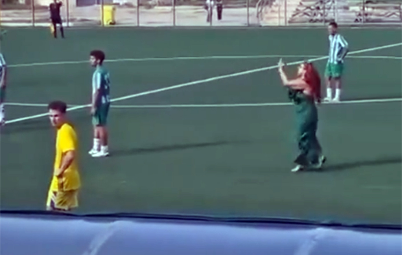 Η viral στιγμή που η αντιπρόεδρος ιταλικής ομάδας «εισβάλλει» στο γήπεδο και κάνει χειρονομία στον διαιτητή &#8211; Δείτε βίντεο