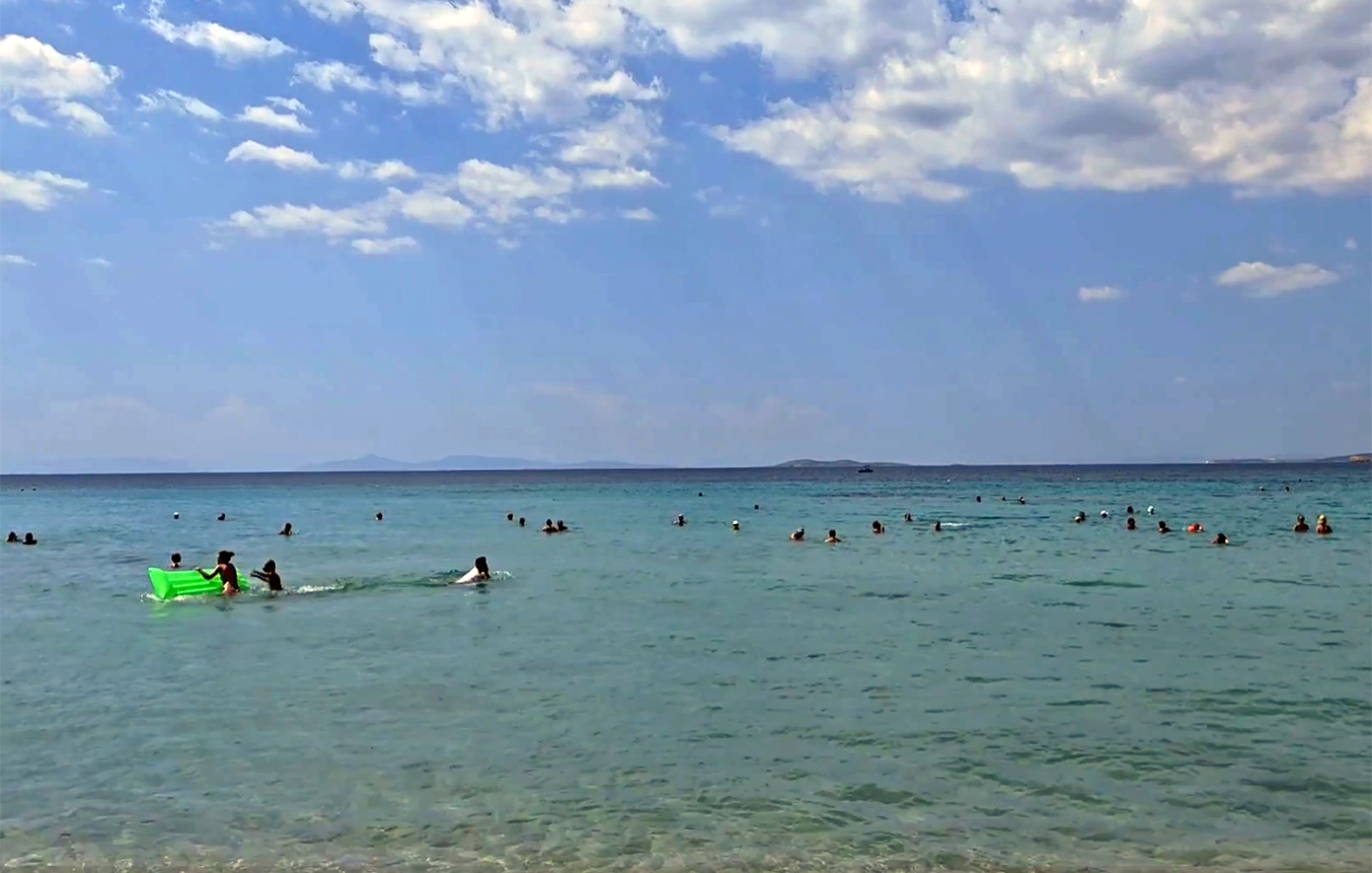 Στις παραλίες για τα «τελευταία μπάνια» οι Αθηναίοι, σύμμαχος οι υψηλές θερμοκρασίες &#8211; Δείτε βίντεο