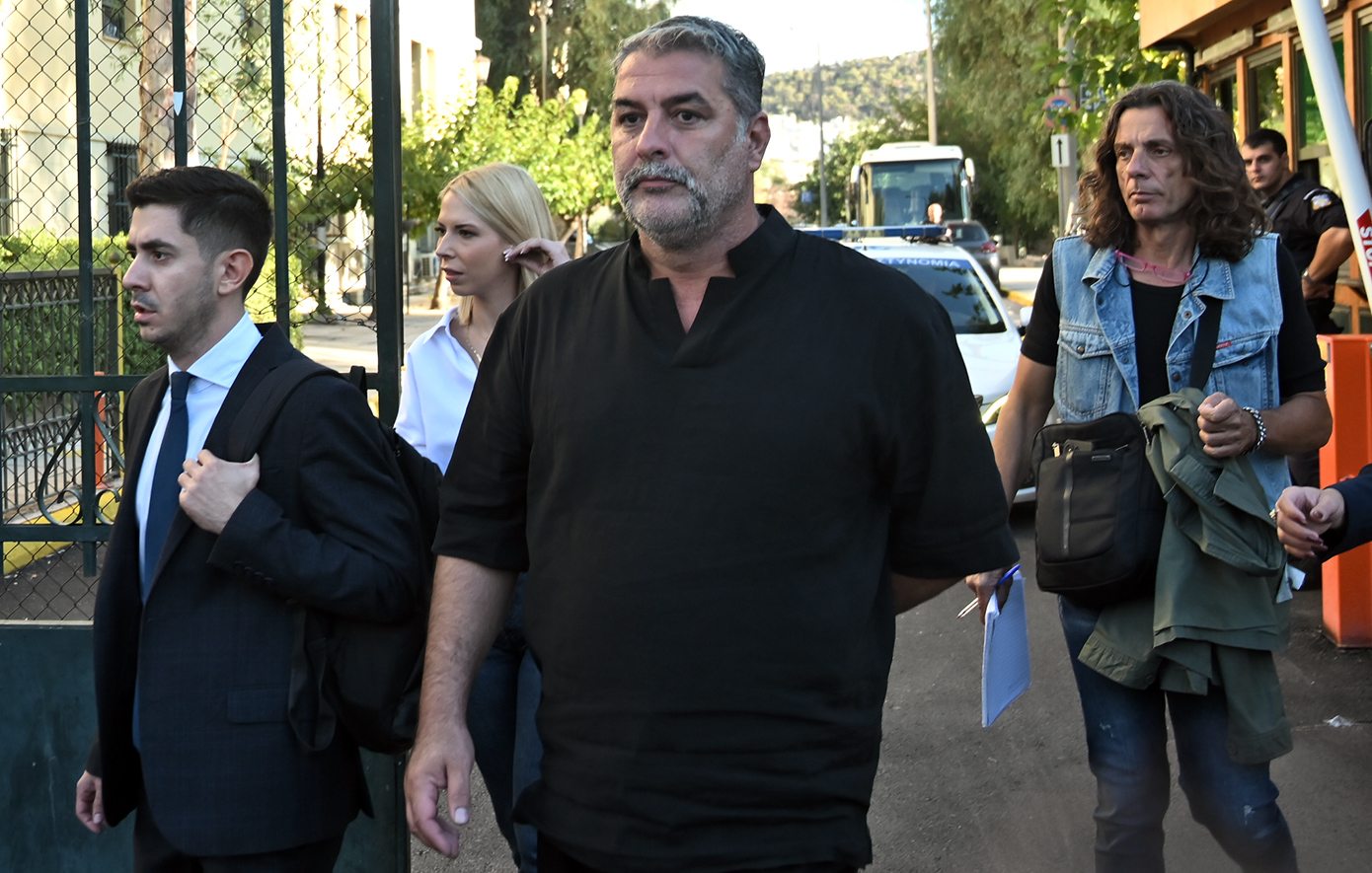 Βασίλης Μπισμπίκης: «Τρίτο πρόσωπο επικοινώνησε», λέει η εκπρόσωπος της ΕΛ.ΑΣ. – «Ο οδηγός οφείλει να καλέσει σε τροχαίο με ζημιές»