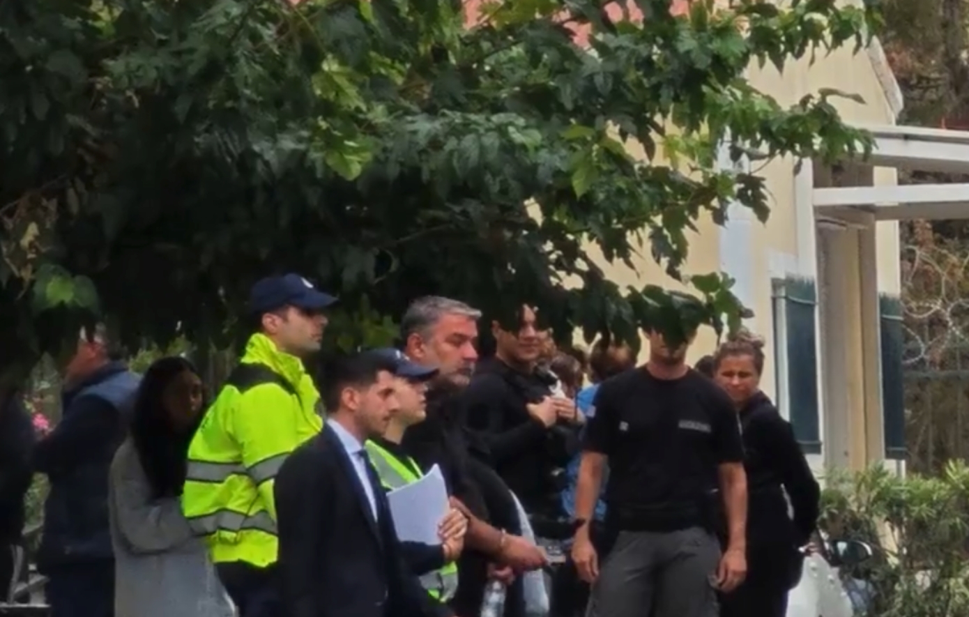 Με χειροπέδες στην Ευελπίδων ο Βασίλης Μπισμπίκης – Τι λέει ο ηθοποιός για το περιστατικό στη Φιλοθέη που οδήγησε στη σύλληψή του;