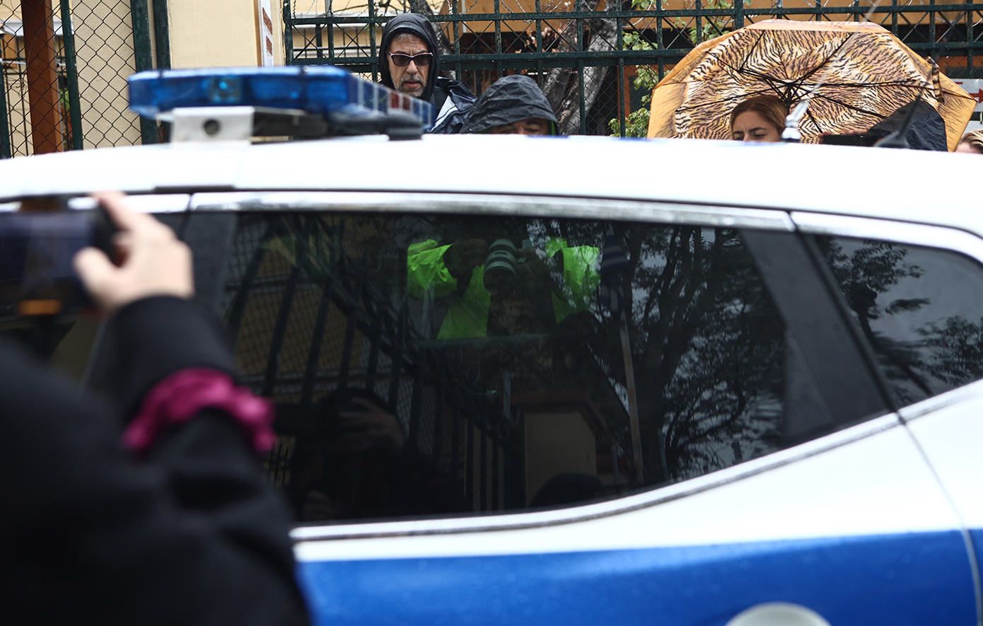 Στην Ευελπίδων έφτασε ο Βασίλης Μπισμπίκης – Τι λέει ο ηθοποιός για το περιστατικό στη Φιλοθέη που οδήγησε στη σύλληψή του;